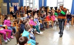 Musiker*innen der Welt im Klassenzimmer